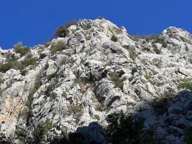 Mala Paklenica kanyonu, Seline (Paklenica Ulusal Parkı, Hırvatistan) - Kalksteinfelsen in der Schlucht Mala Paklenica, Seline (Nationalpark Paklenica, Kroatien) - Vapnenacke stijene u kanjonu Erkek Paklenice, Seline (Hrvatska)