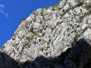 Mala Paklenica kanyonu, Seline (Paklenica Ulusal Parkı, Hırvatistan) - Kalksteinfelsen in der Schlucht Mala Paklenica, Seline (Nationalpark Paklenica, Kroatien) - Vapnenacke stijene u kanjonu Erkek Paklenice, Seline (Hrvatska)