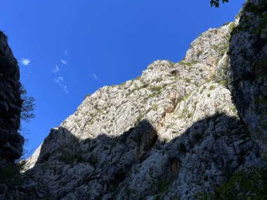 Mala Paklenica kanyonu, Seline (Paklenica Ulusal Parkı, Hırvatistan) - Kalksteinfelsen in der Schlucht Mala Paklenica, Seline (Nationalpark Paklenica, Kroatien) - Vapnenacke stijene u kanjonu Erkek Paklenice, Seline (Hrvatska)