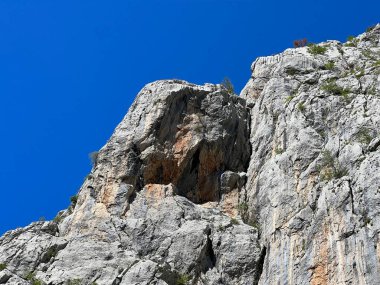 Mala Paklenica kanyonu, Seline (Paklenica Ulusal Parkı, Hırvatistan) - Kalksteinfelsen in der Schlucht Mala Paklenica, Seline (Nationalpark Paklenica, Kroatien) - Vapnenacke stijene u kanjonu Erkek Paklenice, Seline (Hrvatska)