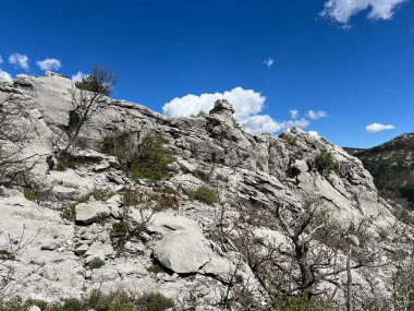 Mala Paklenica kanyonu, Seline (Paklenica Ulusal Parkı, Hırvatistan) - Kalksteinfelsen in der Schlucht Mala Paklenica, Seline (Nationalpark Paklenica, Kroatien) - Vapnenacke stijene u kanjonu Erkek Paklenice, Seline (Hrvatska)