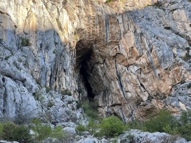 Mala Paklenica, Seline (Paklenica Ulusal Parkı, Hırvatistan) kanyonundaki Karst mağaraları - Schlucht von Mala Paklenica, Seline (Nationalpark Paklenica, Kroatien) - Krske spilje u kanjonu Erkek Paklenice (Nacionalni parkı Paklenica))