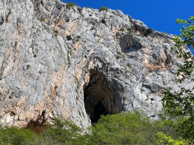 Mala Paklenica, Seline (Paklenica Ulusal Parkı, Hırvatistan) kanyonundaki Karst mağaraları - Schlucht von Mala Paklenica, Seline (Nationalpark Paklenica, Kroatien) - Krske spilje u kanjonu Erkek Paklenice (Nacionalni parkı Paklenica))