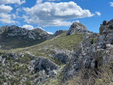 Pakistan 'daki Velebit Tepeleri (Starigrad, Hırvatistan) - Blick auf die Velebit-Gipfel im Nationalpark Paklenica (Starigrad, Kroatien) - Pogled na Velebitske vrhove u nacionalnom parku Paklenica (NP Paklenica - Starigrad, Hrvatska)