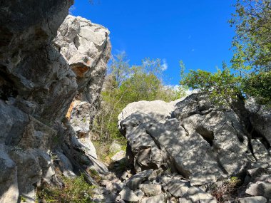 Velebit ve Pakistan Ulusal Parkı 'nda (Starigrad, Hırvatistan) dağcılık yolları - Bergsteigerwege auf dem Velebit und im Nationalpark Paklenica (Starigrad, Kroatien) - Planinarske staze na Velebitu u u nacionalnom parku Paklenica (Hrvatska)