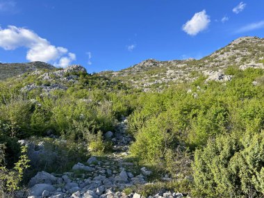 Velebit ve Pakistan Ulusal Parkı 'nda (Starigrad, Hırvatistan) dağcılık yolları - Bergsteigerwege auf dem Velebit und im Nationalpark Paklenica (Starigrad, Kroatien) - Planinarske staze na Velebitu u u nacionalnom parku Paklenica (Hrvatska)