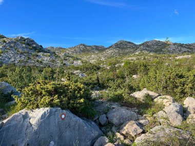 Velebit ve Pakistan Ulusal Parkı 'nda (Starigrad, Hırvatistan) dağcılık yolları - Bergsteigerwege auf dem Velebit und im Nationalpark Paklenica (Starigrad, Kroatien) - Planinarske staze na Velebitu u u nacionalnom parku Paklenica (Hrvatska)