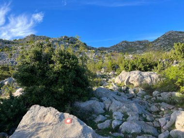 Velebit ve Pakistan Ulusal Parkı 'nda (Starigrad, Hırvatistan) dağcılık yolları - Bergsteigerwege auf dem Velebit und im Nationalpark Paklenica (Starigrad, Kroatien) - Planinarske staze na Velebitu u u nacionalnom parku Paklenica (Hrvatska)
