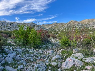 Velebit ve Pakistan Ulusal Parkı 'nda (Starigrad, Hırvatistan) dağcılık yolları - Bergsteigerwege auf dem Velebit und im Nationalpark Paklenica (Starigrad, Kroatien) - Planinarske staze na Velebitu u u nacionalnom parku Paklenica (Hrvatska)