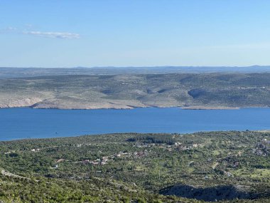 Adriyatik Denizi 'nin Velebit ve Paklenica Ulusal Parkı' ndan (Starigrad, Hırvatistan) gelen Dalmaçya manzarası - Blick auf die Adria und die Inseln vom Velebit und vom Nationalpark Paklenica (Kroatien) - Pogled na Jadransko more i otoke (Hrvatska)