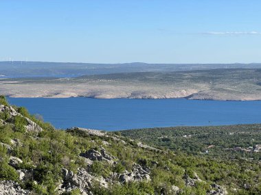 Adriyatik Denizi 'nin Velebit ve Paklenica Ulusal Parkı' ndan (Starigrad, Hırvatistan) gelen Dalmaçya manzarası - Blick auf die Adria und die Inseln vom Velebit und vom Nationalpark Paklenica (Kroatien) - Pogled na Jadransko more i otoke (Hrvatska)