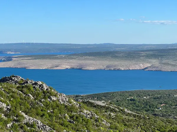 Adriyatik Denizi 'nin Velebit ve Paklenica Ulusal Parkı' ndan (Starigrad, Hırvatistan) gelen Dalmaçya manzarası - Blick auf die Adria und die Inseln vom Velebit und vom Nationalpark Paklenica (Kroatien) - Pogled na Jadransko more i otoke (Hrvatska)