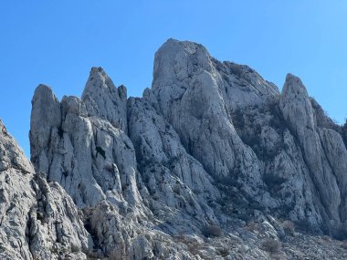 Tulove 'un Rocky sırtı veya Tulovice' nin karst dağı zirvesi - Velebit Doğa Parkı, Hırvatistan (Stjenoviti greben Tulove Grede ili krski planinski vrh Tulovice - Park Velebit, Hrvatska)