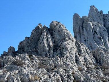 Tulove 'un Rocky sırtı veya Tulovice' nin karst dağı zirvesi - Velebit Doğa Parkı, Hırvatistan (Stjenoviti greben Tulove Grede ili krski planinski vrh Tulovice - Park Velebit, Hrvatska)
