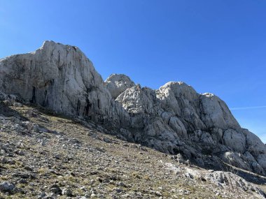 Tulove 'un Rocky sırtı veya Tulovice' nin karst dağı zirvesi - Velebit Doğa Parkı, Hırvatistan (Stjenoviti greben Tulove Grede ili krski planinski vrh Tulovice - Park Velebit, Hrvatska)