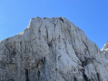 Tulove 'un Rocky sırtı veya Tulovice' nin karst dağı zirvesi - Velebit Doğa Parkı, Hırvatistan (Stjenoviti greben Tulove Grede ili krski planinski vrh Tulovice - Park Velebit, Hrvatska)