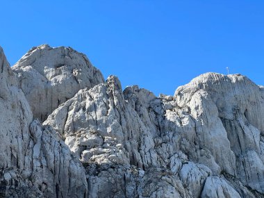 Tulove 'un Rocky sırtı veya Tulovice' nin karst dağı zirvesi - Velebit Doğa Parkı, Hırvatistan (Stjenoviti greben Tulove Grede ili krski planinski vrh Tulovice - Park Velebit, Hrvatska)