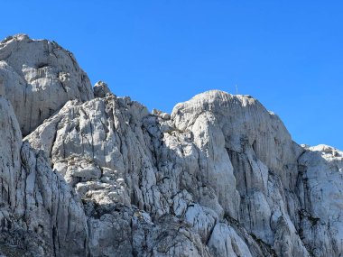 Tulove 'un Rocky sırtı veya Tulovice' nin karst dağı zirvesi - Velebit Doğa Parkı, Hırvatistan (Stjenoviti greben Tulove Grede ili krski planinski vrh Tulovice - Park Velebit, Hrvatska)