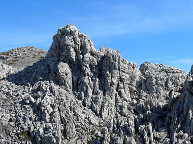 Tulove 'un Rocky sırtı veya Tulovice' nin karst dağı zirvesi - Velebit Doğa Parkı, Hırvatistan (Stjenoviti greben Tulove Grede ili krski planinski vrh Tulovice - Park Velebit, Hrvatska)
