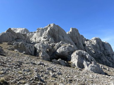 Tulove 'un Rocky sırtı veya Tulovice' nin karst dağı zirvesi - Velebit Doğa Parkı, Hırvatistan (Stjenoviti greben Tulove Grede ili krski planinski vrh Tulovice - Park Velebit, Hrvatska)