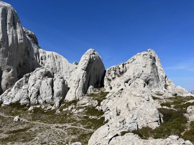 Tulove 'un Rocky sırtı veya Tulovice' nin karst dağı zirvesi - Velebit Doğa Parkı, Hırvatistan (Stjenoviti greben Tulove Grede ili krski planinski vrh Tulovice - Park Velebit, Hrvatska)