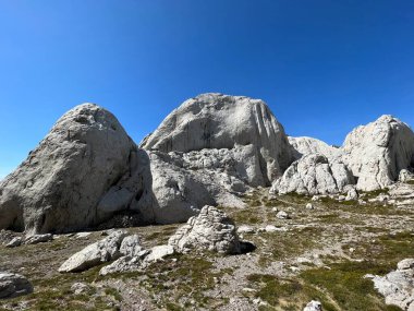 Tulove 'un Rocky sırtı veya Tulovice' nin karst dağı zirvesi - Velebit Doğa Parkı, Hırvatistan (Stjenoviti greben Tulove Grede ili krski planinski vrh Tulovice - Park Velebit, Hrvatska)