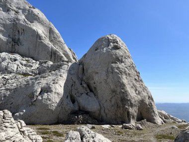 Tulove 'un Rocky sırtı veya Tulovice' nin karst dağı zirvesi - Velebit Doğa Parkı, Hırvatistan (Stjenoviti greben Tulove Grede ili krski planinski vrh Tulovice - Park Velebit, Hrvatska)