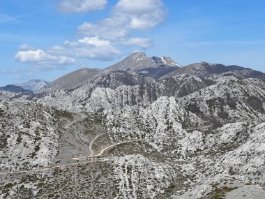 Eski Tulove Grede Yolu ve Velebit Dağı üzerinde - Velebit Doğa Parkı, Hırvatistan (Majstorska cesta - makadamska cesta preko velebitskog prijevoja Mali Alan, park öncüsü Velebit - Hrvatska)