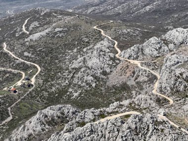 Eski Tulove Grede Yolu ve Velebit Dağı üzerinde - Velebit Doğa Parkı, Hırvatistan (Majstorska cesta - makadamska cesta preko velebitskog prijevoja Mali Alan, park öncüsü Velebit - Hrvatska)