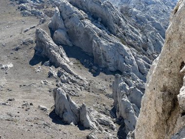 Güney Velebit, Jasenice (Velebit Doğa Parkı, Hırvatistan) - Kalksteinfelsen im suedlichen Velebit (Naturpark Velebit, Kroatien) - Vapnenacke stijene na juznom Velebitu (Hrvatska)