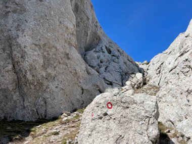 Velebit 'teki dağcılık yolları ve Tulove' un zirvesine doğru, Jasenice (Velebit Doğa Parkı, Hırvatistan) - Bergsteigerwege auf dem Velebit und zum Gipfel des Tulove Grede (Naturpark Velebit, Kroatien) - Planinarske staze na Velebitu, Hrvatska