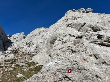 Velebit 'teki dağcılık yolları ve Tulove' un zirvesine doğru, Jasenice (Velebit Doğa Parkı, Hırvatistan) - Bergsteigerwege auf dem Velebit und zum Gipfel des Tulove Grede (Naturpark Velebit, Kroatien) - Planinarske staze na Velebitu, Hrvatska