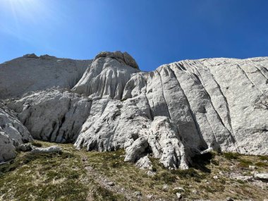 Velebit 'teki dağcılık yolları ve Tulove' un zirvesine doğru, Jasenice (Velebit Doğa Parkı, Hırvatistan) - Bergsteigerwege auf dem Velebit und zum Gipfel des Tulove Grede (Naturpark Velebit, Kroatien) - Planinarske staze na Velebitu, Hrvatska