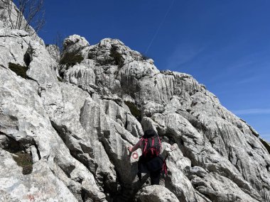 Velebit 'teki dağcılık yolları ve Tulove' un zirvesine doğru, Jasenice (Velebit Doğa Parkı, Hırvatistan) - Bergsteigerwege auf dem Velebit und zum Gipfel des Tulove Grede (Naturpark Velebit, Kroatien) - Planinarske staze na Velebitu, Hrvatska