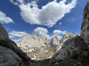 Tulove 'un Rocky sırtı veya Tulovice' nin karst dağı zirvesi - Velebit Doğa Parkı, Hırvatistan (Stjenoviti greben Tulove Grede ili krski planinski vrh Tulovice - Park Velebit, Hrvatska)