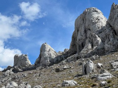 Tulove 'un Rocky sırtı veya Tulovice' nin karst dağı zirvesi - Velebit Doğa Parkı, Hırvatistan (Stjenoviti greben Tulove Grede ili krski planinski vrh Tulovice - Park Velebit, Hrvatska)