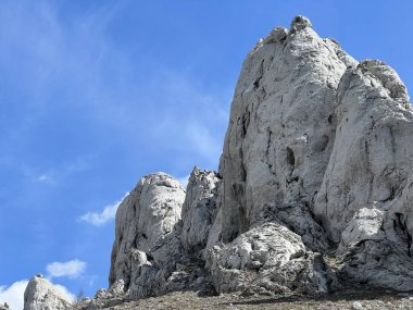 Tulove 'un Rocky sırtı veya Tulovice' nin karst dağı zirvesi - Velebit Doğa Parkı, Hırvatistan (Stjenoviti greben Tulove Grede ili krski planinski vrh Tulovice - Park Velebit, Hrvatska)