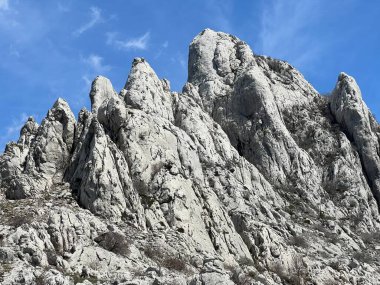 Tulove 'un Rocky sırtı veya Tulovice' nin karst dağı zirvesi - Velebit Doğa Parkı, Hırvatistan (Stjenoviti greben Tulove Grede ili krski planinski vrh Tulovice - Park Velebit, Hrvatska)