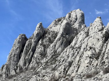 Tulove 'un Rocky sırtı veya Tulovice' nin karst dağı zirvesi - Velebit Doğa Parkı, Hırvatistan (Stjenoviti greben Tulove Grede ili krski planinski vrh Tulovice - Park Velebit, Hrvatska)