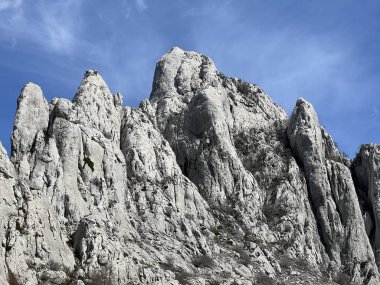 Tulove 'un Rocky sırtı veya Tulovice' nin karst dağı zirvesi - Velebit Doğa Parkı, Hırvatistan (Stjenoviti greben Tulove Grede ili krski planinski vrh Tulovice - Park Velebit, Hrvatska)