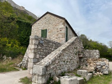 Knin Kalesi veya Knin Kalesi, Hırvatistan - die Festung Knin oder Burg Knin, Kroatien - Kninska Tvrdjava ili srednjovjekovna tvrdjava Knin, Hrvatska