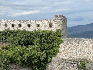 Knin Kalesi veya Knin Kalesi, Hırvatistan - die Festung Knin oder Burg Knin, Kroatien - Kninska Tvrdjava ili srednjovjekovna tvrdjava Knin, Hrvatska