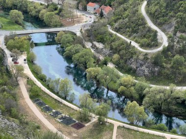 Hırvatistan 'ın Knin Kalesi' nden Krka Nehri manzarası - Blick auf den Fluss Krka von der Festung Knin, Kroatien - Pogled na rijeku Krku sa Kninske tvrdjave, Hrvatska