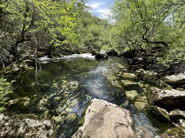 Zrmanja (Velebit Doğa Parkı, Hırvatistan) - die Quelle des Flusses Zrmanja (Naturpark Velebit, Kroatien) - Izvor Zrmanje ili Vrelo Zrmanje (Park prirode Velebit, Hrvatska)