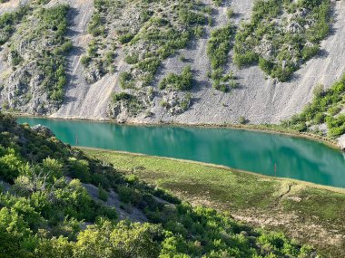Obrovac 'ın yukarısındaki Zrmanja nehir kanyonu (Velebit Doğa Parkı, Hırvatistan) - Zrmanja Flussschlucht oberhalb von Obrovac (Naturpark Velebit, Kroatien) - Kanjon rijeke Zrmaniznje ad Obrovca (Park prirode Velebit, Hrvatska)