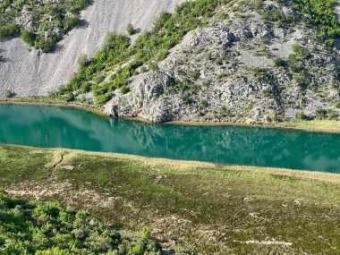 Obrovac 'ın yukarısındaki Zrmanja nehir kanyonu (Velebit Doğa Parkı, Hırvatistan) - Zrmanja Flussschlucht oberhalb von Obrovac (Naturpark Velebit, Kroatien) - Kanjon rijeke Zrmaniznje ad Obrovca (Park prirode Velebit, Hrvatska)