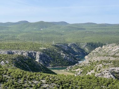 Obrovac 'ın yukarısındaki Zrmanja nehir kanyonu (Velebit Doğa Parkı, Hırvatistan) - Zrmanja Flussschlucht oberhalb von Obrovac (Naturpark Velebit, Kroatien) - Kanjon rijeke Zrmaniznje ad Obrovca (Park prirode Velebit, Hrvatska)