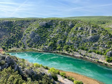 Obrovac 'ın yukarısındaki Zrmanja nehir kanyonu (Velebit Doğa Parkı, Hırvatistan) - Zrmanja Flussschlucht oberhalb von Obrovac (Naturpark Velebit, Kroatien) - Kanjon rijeke Zrmaniznje ad Obrovca (Park prirode Velebit, Hrvatska)