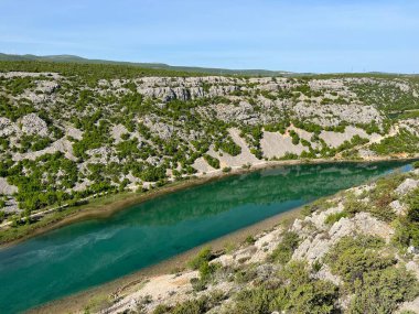 Obrovac 'ın yukarısındaki Zrmanja nehir kanyonu (Velebit Doğa Parkı, Hırvatistan) - Zrmanja Flussschlucht oberhalb von Obrovac (Naturpark Velebit, Kroatien) - Kanjon rijeke Zrmaniznje ad Obrovca (Park prirode Velebit, Hrvatska)