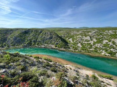 Obrovac 'ın yukarısındaki Zrmanja nehir kanyonu (Velebit Doğa Parkı, Hırvatistan) - Zrmanja Flussschlucht oberhalb von Obrovac (Naturpark Velebit, Kroatien) - Kanjon rijeke Zrmaniznje ad Obrovca (Park prirode Velebit, Hrvatska)